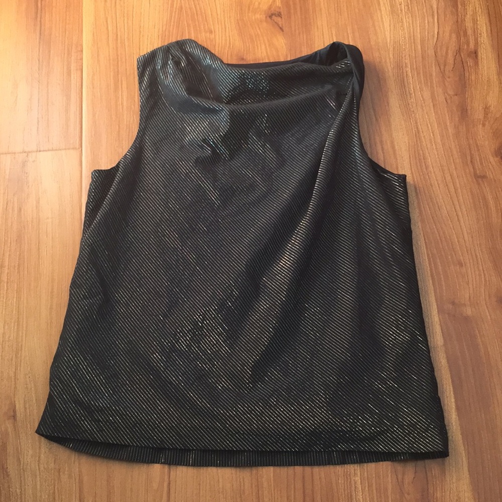 Gap twist neck top